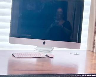 Used Apple Computer w/wireless keyboard and mouse. Has been factory reset by Apple