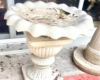 Concrete bird feeder 