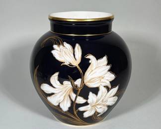 (2pc) SIGNED MURANO-STYLE ART GLASS SWAN WITH CUT CRYSTAL SWAN FIGURINE | Hard-paste porcelain jar-form vase with deep cobalt blue ground decorated with painted white enamel floral motifs finely outlined in bright gilt. Gilt banding at the rim and foot; interior glazed white. Underside bears a green printed Hutschenreuther/Hohenberg backstamp, an oval gold paper label reading Hohenberg Original Cobalt Germany, and red painted pattern/painter numbers.