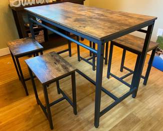 Table with 4 Matching Stools
