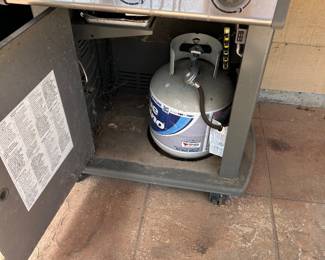 Nice Weber grill with tank