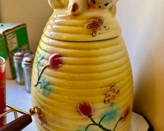 Adorable vintage cookie jar 