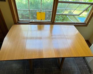 Table was kept covered so the top is very clean