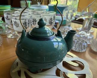 Lots of glassware and kitchenwares 