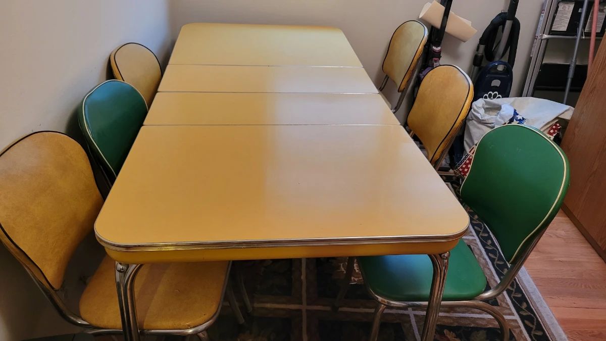 RARE 1950s table.  This table can be extended, and comes with 2 leaves
