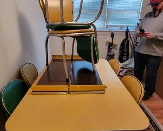 The table also has 6 chairs