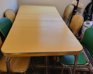 RARE 1950s table.  This table can be extended, and comes with 2 leaves