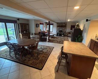 Accent / area rugs, oak table / chairs
