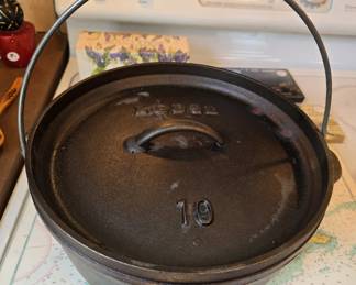 LODGE CAST IRON CAMPFIRE DUTCH OVEN