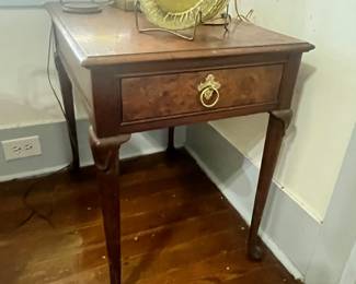 VINTAGE BAKER QUEEN ANNE BURL WOOD SIDE TABLE