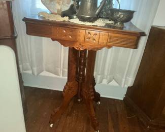 QUAINT ANTIQUE EASTLAKE LAMP TABLE