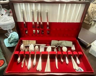 ROGERS BROS. FLATWARE SET