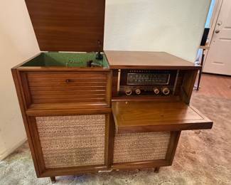MCM Stromberg-Carlson radio console with Collarín record player
