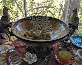 Large bowl with parrots on side