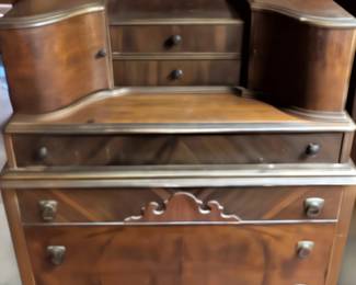 Antique gentleman chest 