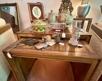 Tray tables with many sit-abouts