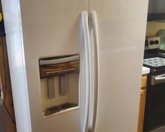 Very nice clean refrigerator 