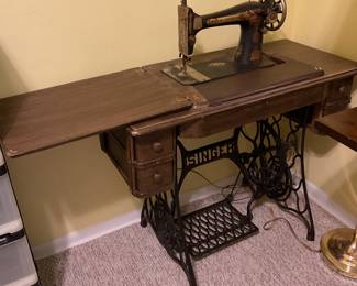 Vintage Singer sewing machine with cabinet 