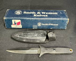 Discontibued Smith And Wesson SW-820 Police Knife