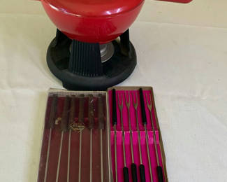 Lot 46: Le Creuset fondue pot with forks and accessories