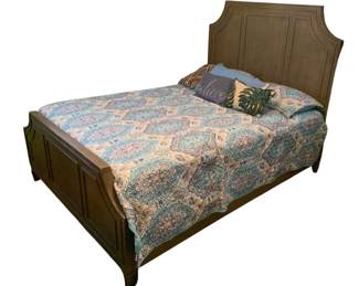 63 - Broyhill Bed w/ Bedding - 56 x 88 x 62