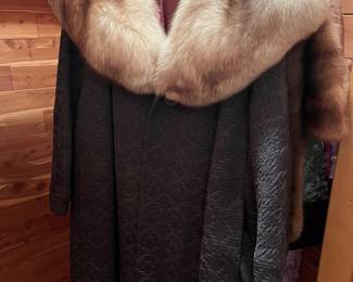 Women's Coat with Fur Collar 