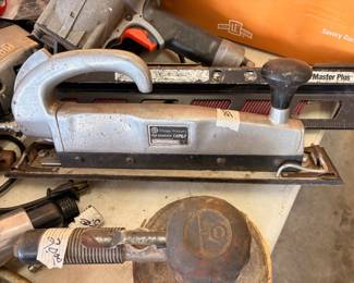 Neumatic carpet tacker