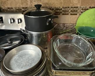 Assorted Kitchenware Collection with Hamilton Beach Slow Cooker and Pyrex Bakeware