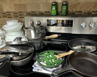 Assorted Kitchenware Collection with Hamilton Beach Slow Cooker and Pyrex Bakeware