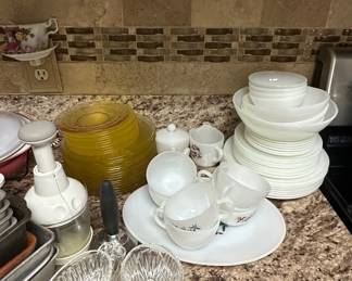 Assorted Kitchenware Collection with Hamilton Beach Slow Cooker and Pyrex Bakeware