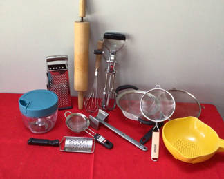 Lot 25: Assorted kitchen utensils and gadgets