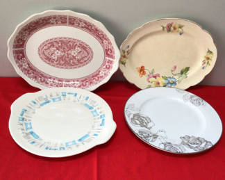 Lot 9: Set of four ceramic dinner plates with assorted patterns