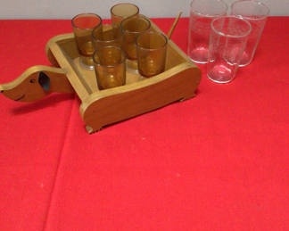 Lot 62: Wooden duck-shaped shot glass caddy with amber glasses
