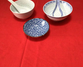 Lot 32: Blue-and-white Chinese porcelain bowls and spoon set
