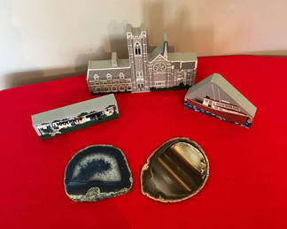 Lot 137: Geode halves and 3Cat’s Meow