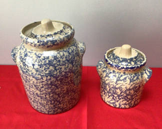 Lot 15: Blue and white crackle-glaze ceramic jars with lids