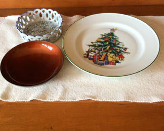 Lot 250: Christmas tree motif dinner plate with accompanying dishes