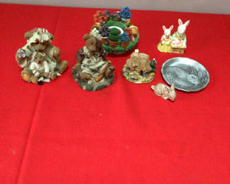 Lot 61: Boyd’s Bears Assorted miniature figurines and decorative ceramics