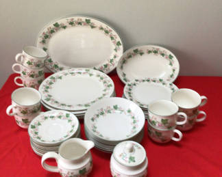 Lot 20: Royal Doulton Tiverton Expressions Dinnerware Set
