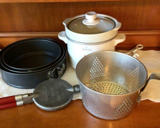 Lot 257: Rice cooker with steamer basket and nested pans