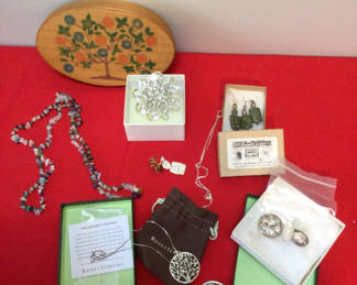 Lot 142: Assorted Jewelry Pieces with Boxes and Pouches