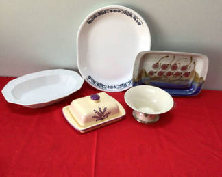 Lot 26: Assorted ceramic kitchenware and serving dishes