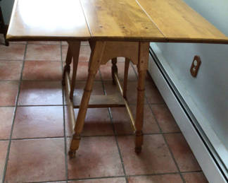 Lot 28: Wooden drop-leaf dining table