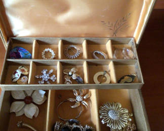 Lot 209: Assorted jewelry in a compartmentalized storage box