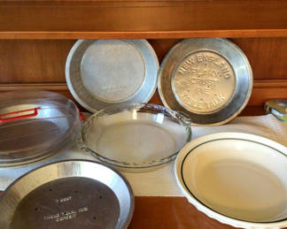 Lot 256: Vintage bakeware and dishware collection