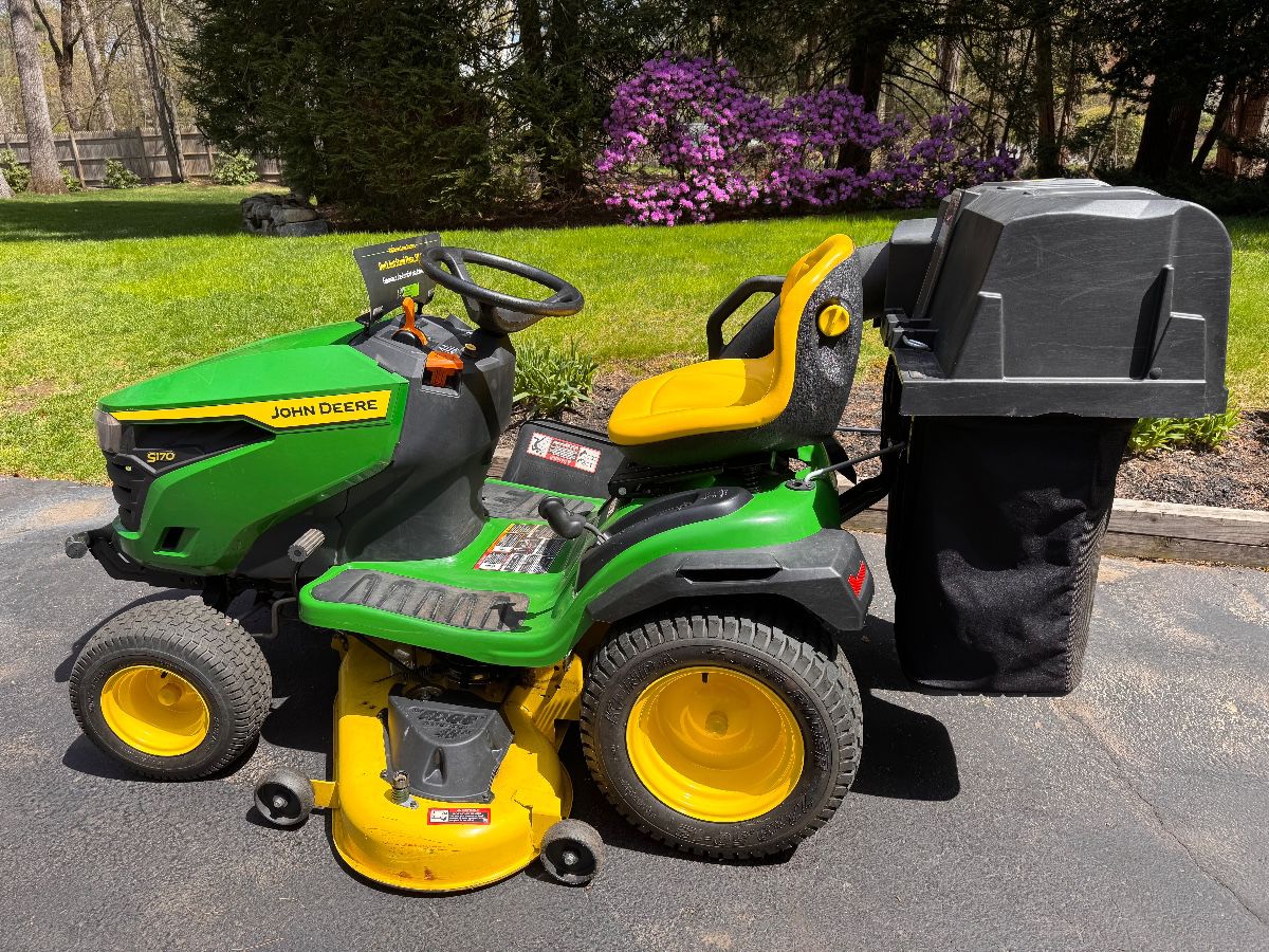 John Deere S170 mower with 48" deck, hydrostatic transmission, bagger system and John Deere 10P utility cart. Well mantained. Approx. 200 engine hrs.
