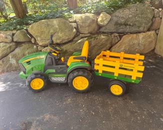 Kids John Deere ride on tractor