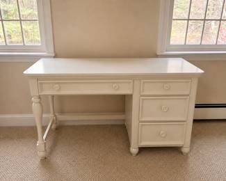 White desk with 4 drawers