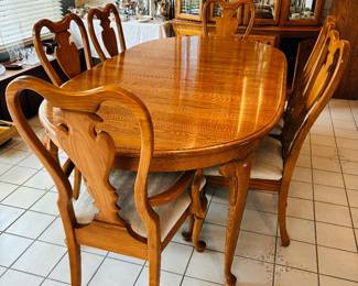Excellent to near pristine condition dining room table. Comes with six chairs, two leaves, and a protective table top pad