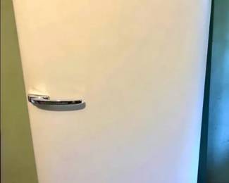 009 Vintage General Electric Refrigerator